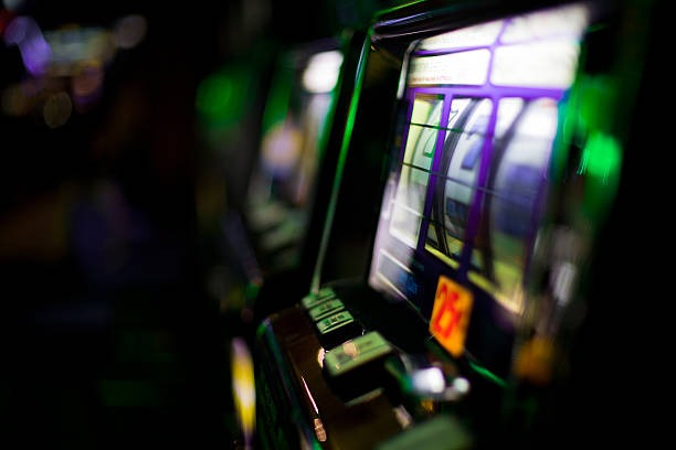 Live roulette wheel and betting table at hoki108 login studio